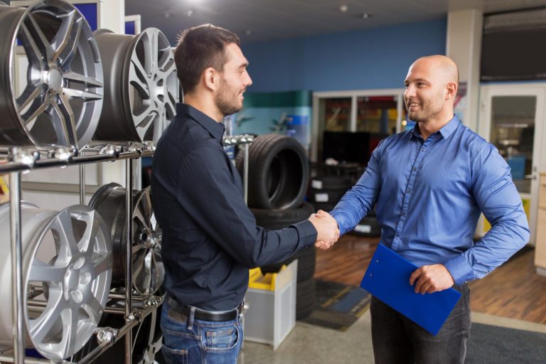 Duas pessoas negociando detro de uma oficina automotiva