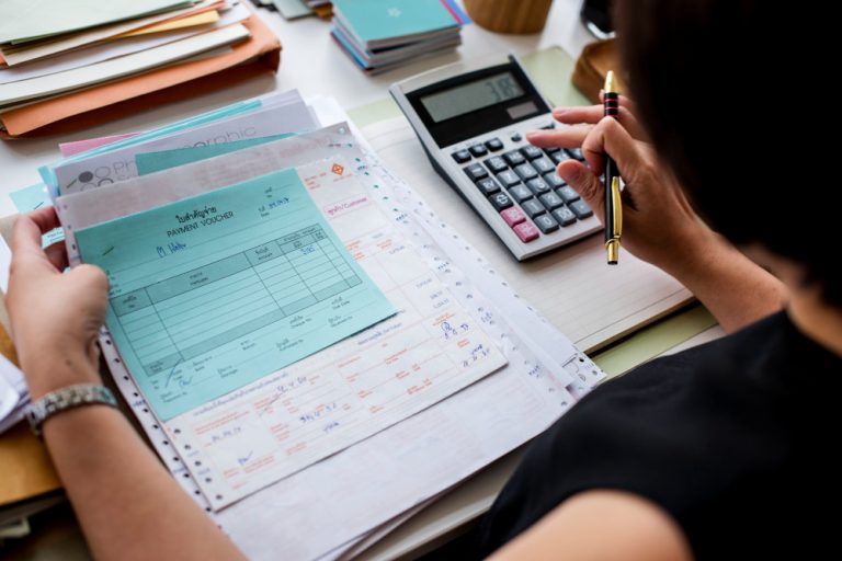 mulher fazendo conta com a calculadora