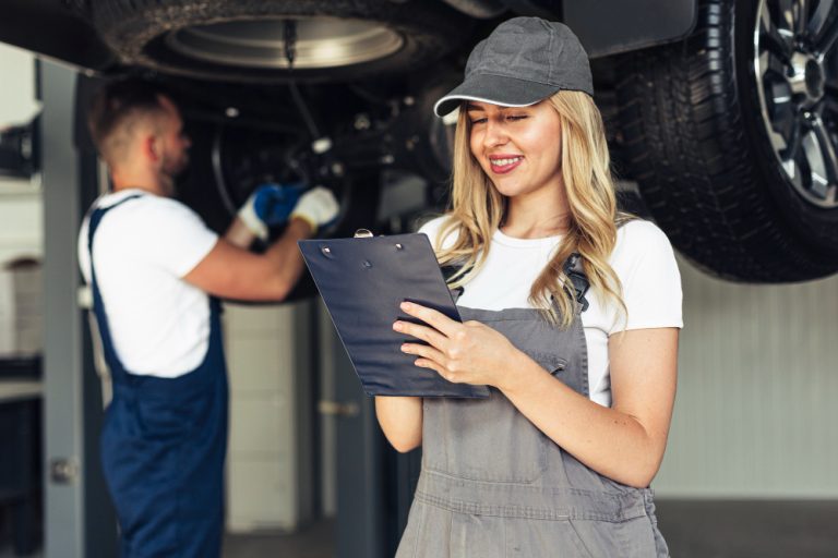 Duas pessoas preenchendo uma nota em uma oficina automotiva