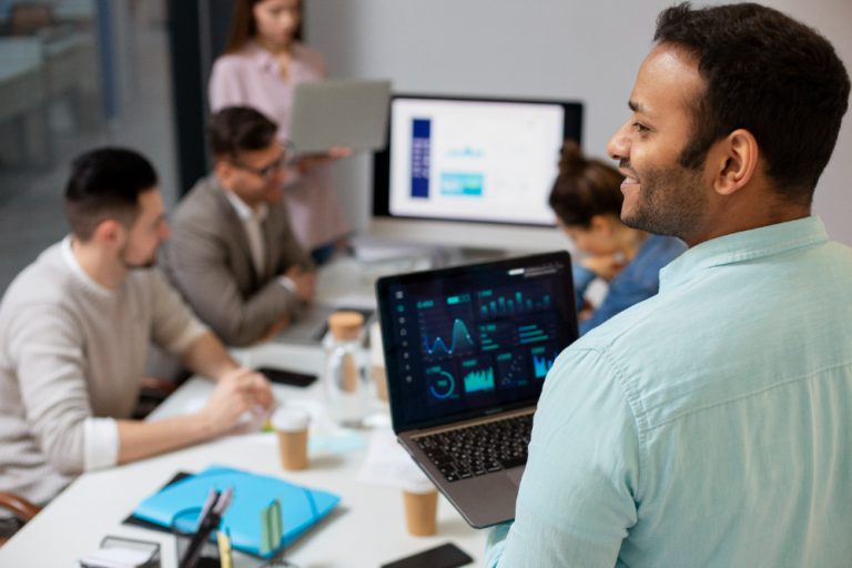 Uma equipe trabalhando no escritório com um sistema de ERP