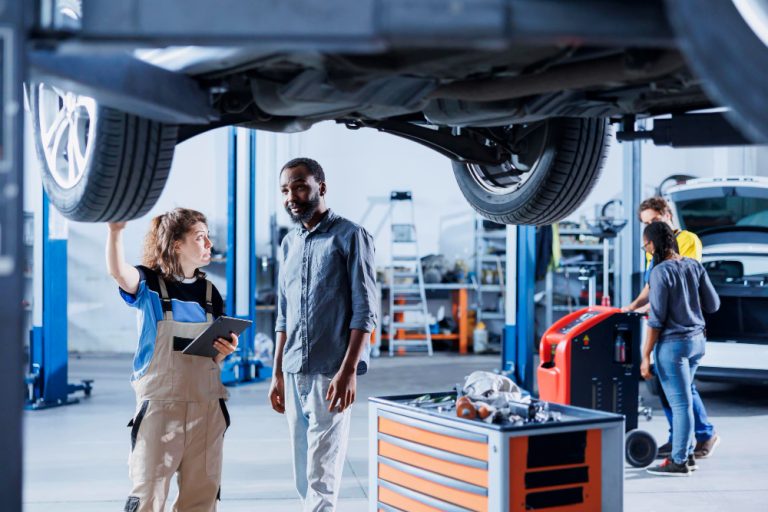 Mecânica conversando com um fornecedor