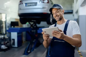 Homem contente vendo o marketing para oficina mecânica funcionar para o seu estabelecimento