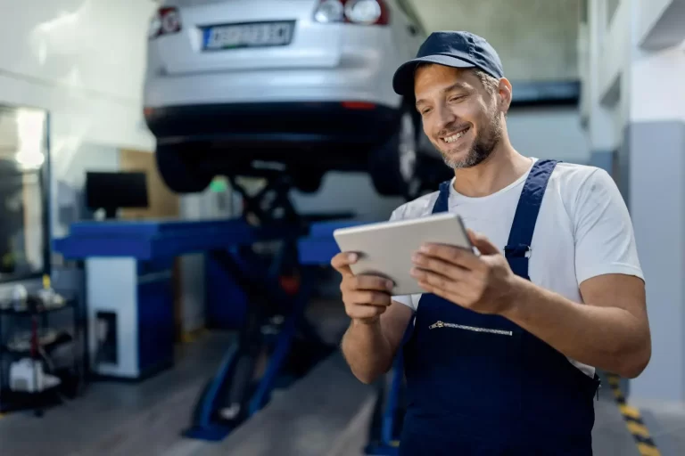 Homem contente vendo o marketing para oficina mecânica funcionar para o seu estabelecimento