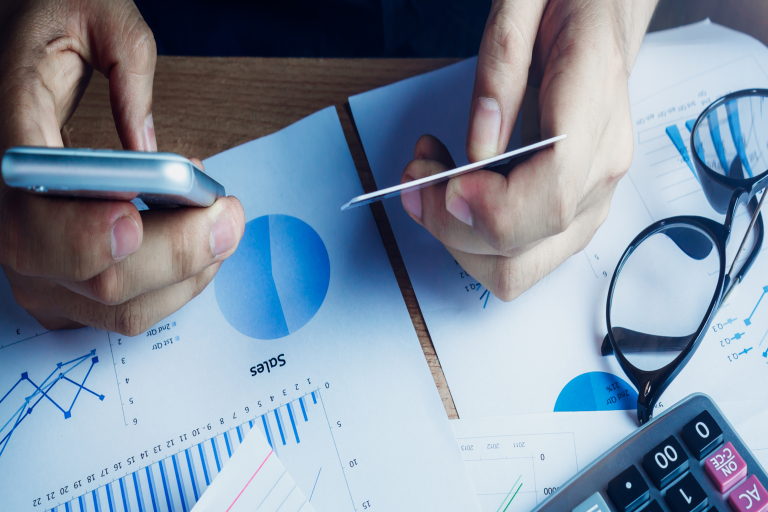 Dono de oficina automotiva analisando documentos fiscais e financeiros com segurança e organização