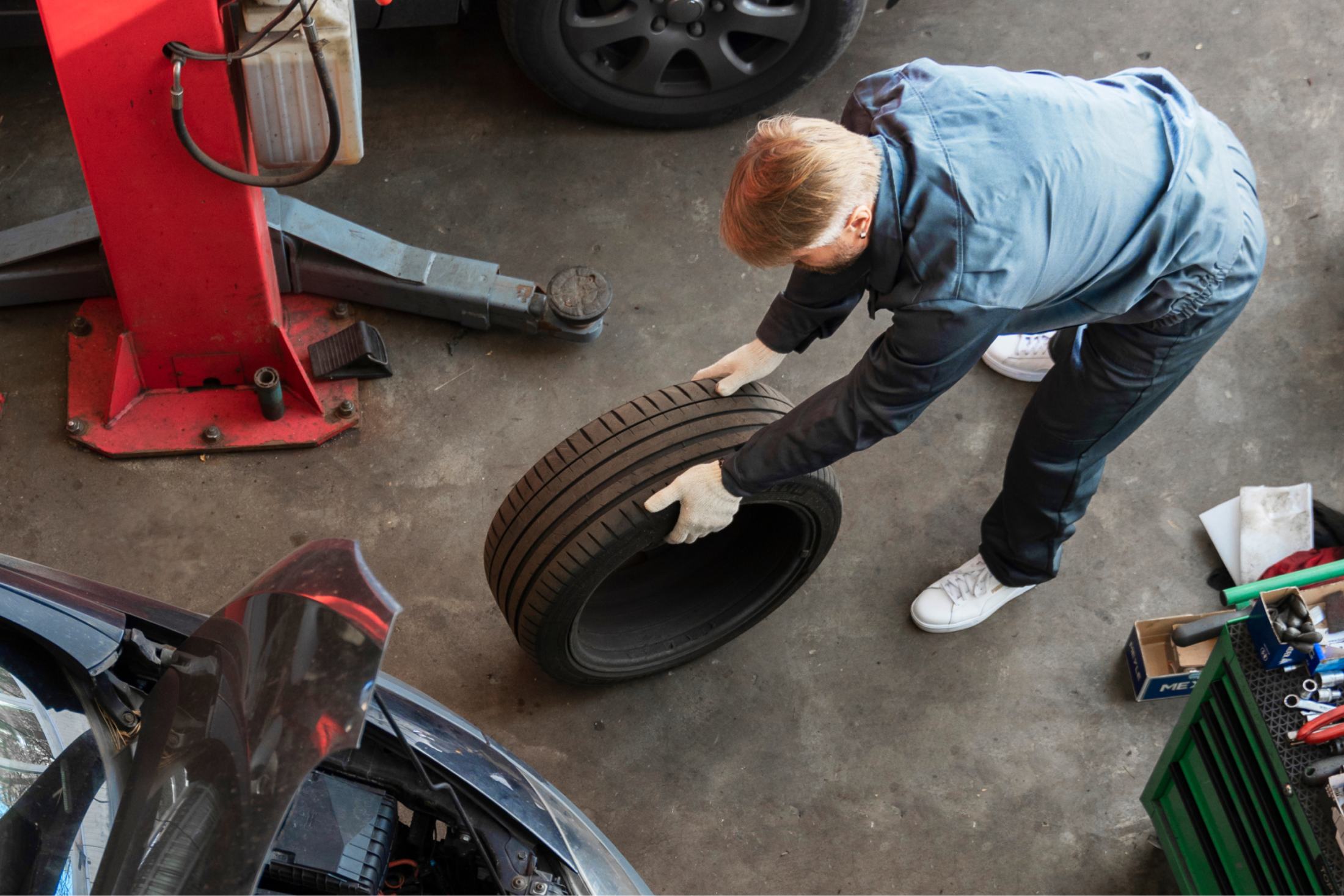 Mecânico atendendo cliente com profissionalismo e empatia em oficina moderna buscando aumentar a satisfação