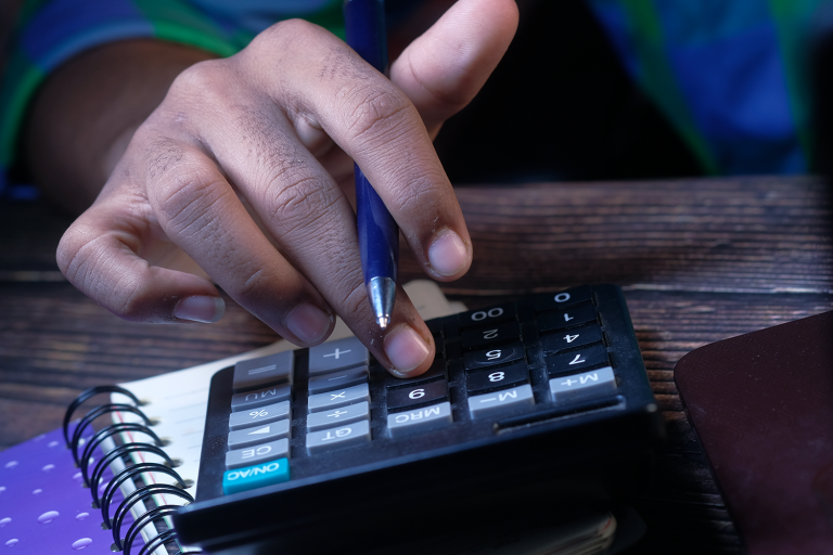 Gestor de oficina entendendo as mudanças da reforma tributária para oficinas mecânicas em 2026