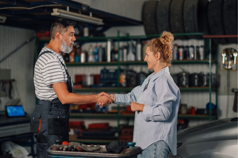 Homem trabalhando em uma oficina mecânica representando parcerias para oficinas mecânicas
