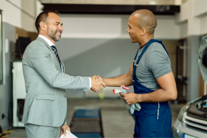 Atendente de oficina mecânica utilizando sistema CRM para gerenciar relacionamento com clientes