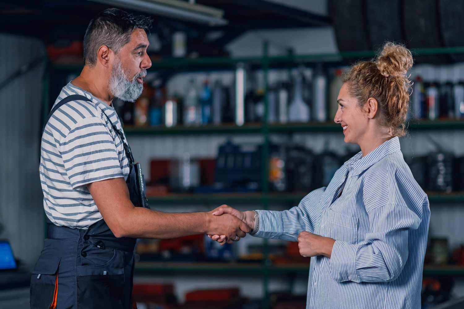 Homem trabalhando em uma oficina mecânica representando parcerias para oficinas mecânicas