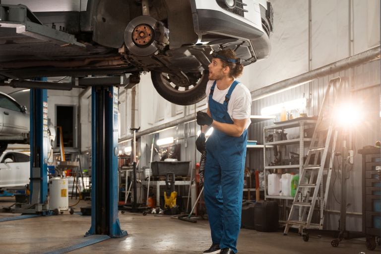 Técnico automotivo analisando tecnologias modernas de veículos relacionadas ao programa Rota 2030