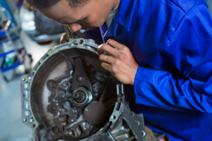 Peça remanufaturada de qualidade sendo inspecionada por técnico em oficina mecânica