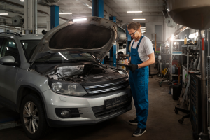 Gestor de autopeças utilizando sistema Ultracar para controle de estoque e gestão