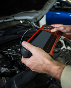 Técnico automotivo consultando diagrama elétrico para diagnóstico de veículo