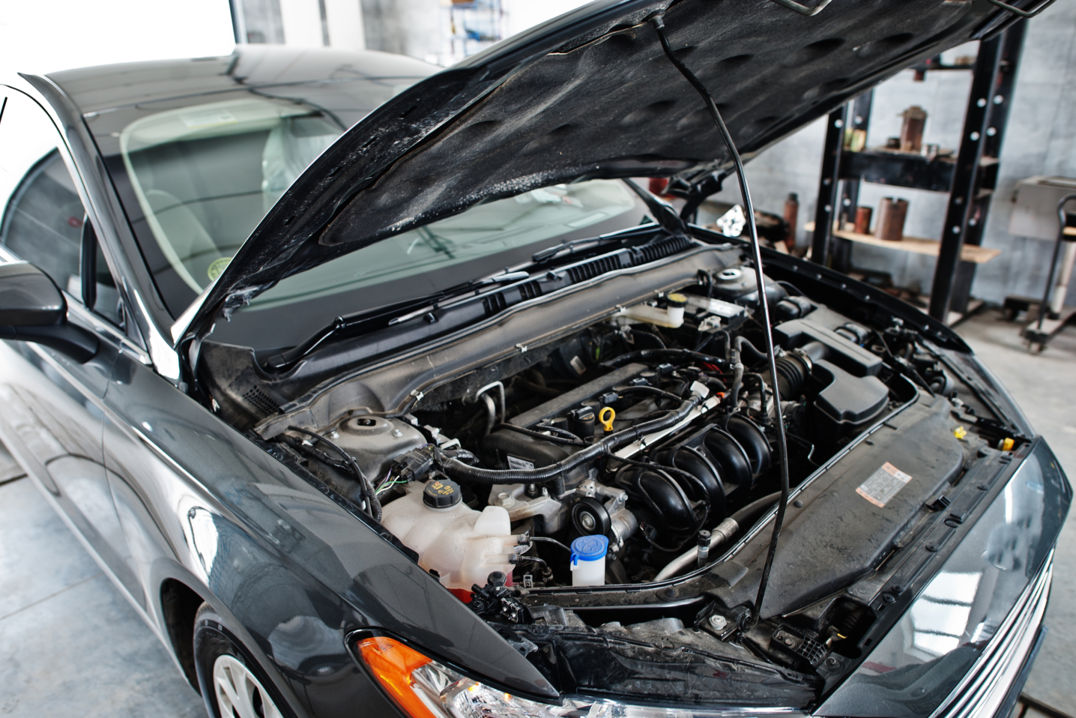 Diferentes tipos de motores automotivos sendo analisados em oficina mecânica